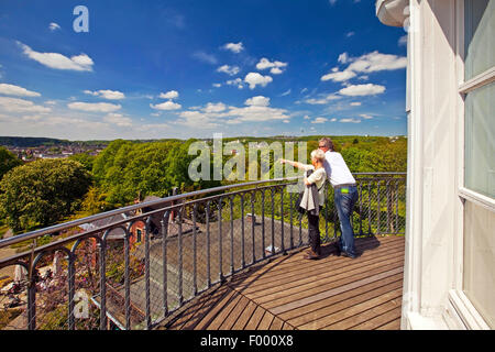 paar, bewundern Sie die Aussicht vom Turm Elisen im Botanischen Garten Wuppertal, Deutschland, Nordrhein-Westfalen, Bergisches Land, Wuppertal Stockfoto