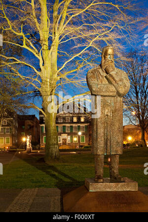 Engels-Denkmal vor der Engels-Park im historischen Zentrum in Barmen, Deutschland, Nordrhein-Westfalen, Bergisches Land, Wuppertal Stockfoto