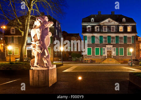 Altstadt von Barmen mit der Kunst Stück "Sterben Starke Linke" zur blauen Stunde, Wuppertal, Bergisches Land, Nordrhein-Westfalen, Deutschland Stockfoto