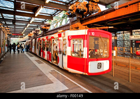 Wuppertaler Schwebebahn am Zwischenstopp Adlerbruecke, Deutschland, Nordrhein-Westfalen, Bergisches Land, Wuppertal Stockfoto