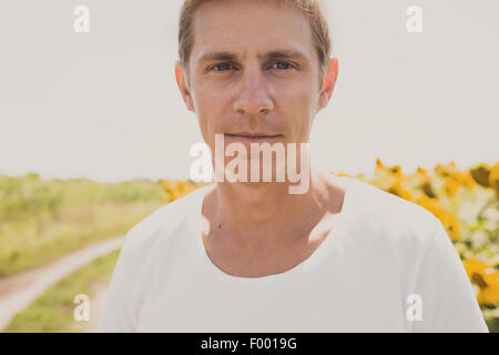 Porträt von legerer Mann im weißen Hemd, im Sommer im freien Stockfoto