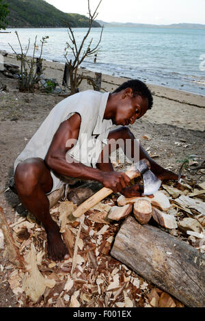 Native Mann von Madagaskar schnitzt eine hölzerne Skulptur für Andenken, Madagaskar, Nosy Be, Lokobe Reserva Stockfoto