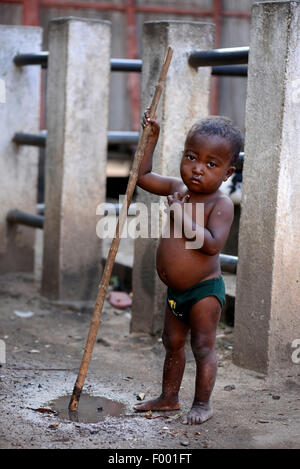 kleiner Junge des Stammes Skalava in einem Dorf, Madagaskar, Nosy Be, Lokobe Nationalpark Stockfoto