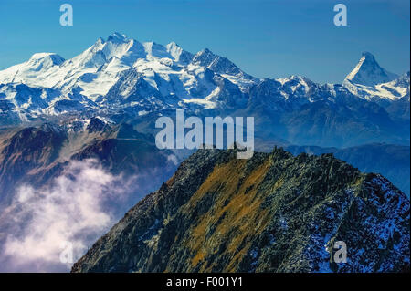 Blick zum Matterhorn und Mischabel-Gruppe, Monte Rosa im Hintergrund, Schweiz, Wallis, Oberwallis Stockfoto