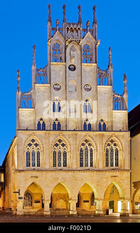 historische Rathaus auf dem wichtigsten Marktplatz Münster zur blauen Stunde, Deutschland, Nordrhein-Westfalen, Münsterland, Münster Stockfoto