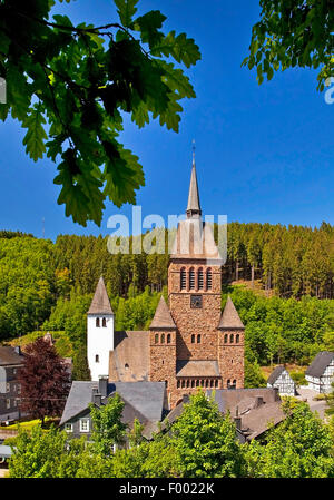 Kirche St. Peter und Paul in Kirchhundem, Deutschland, Nordrhein-Westfalen, Sauerland, Kirchhundem Stockfoto