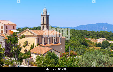 Kleinen korsischen Dorf Landschaft, Wohnhäuser und Kirche. Petreto-Bicchisano, Korsika, Frankreich Stockfoto