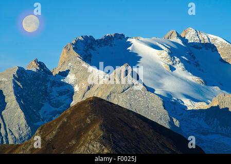 mit Blick auf Monte Pore und Marmolata bei Vollmond, Italien, Südtirol, Dolomiten Stockfoto