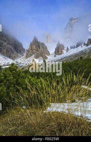 Gipfel in den Dolomiten im Herbstnebel, Italien, Südtirol, Dolomiten Stockfoto