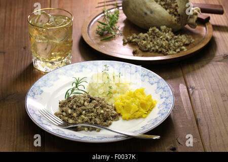 Haggis Neeps Tatties und Scotch Whisky, Schottland traditionelle Speisen Stockfoto