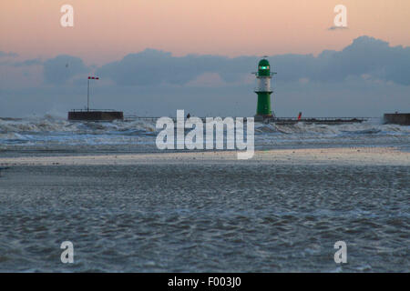 Lagerfeuer Westmole in stürmischer See, Rostock, Warnemünde, Mecklenburg-Vorpommern, Deutschland Stockfoto