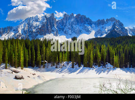 Latemar und gefrorenen Karersee, Lago di Carezza, im zeitigen Frühjahr, Italien, Latemar-Gruppe Stockfoto