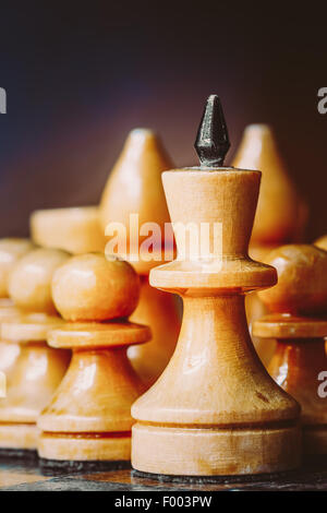 Weiße Schachfiguren aus Holz. Konzept-Spiel. Close Up Fokus Stockfoto