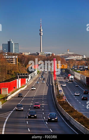 Autobahn A40 und TV Turm Florian, Deutschland, Nordrhein-Westfalen, Ruhrgebiet, Dortmund Stockfoto