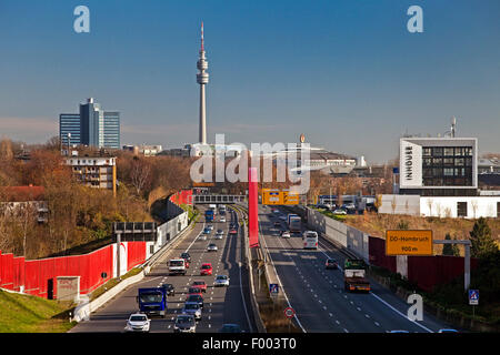 Autobahn A40 und TV Turm Florian, Deutschland, Nordrhein-Westfalen, Ruhrgebiet, Dortmund Stockfoto