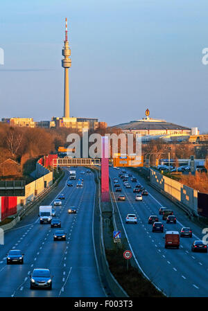 Autobahn A40 und TV Turm Florian, Deutschland, Nordrhein-Westfalen, Ruhrgebiet, Dortmund Stockfoto