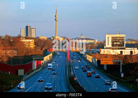 Autobahn A40 und TV Turm Florian, Deutschland, Nordrhein-Westfalen, Ruhrgebiet, Dortmund Stockfoto