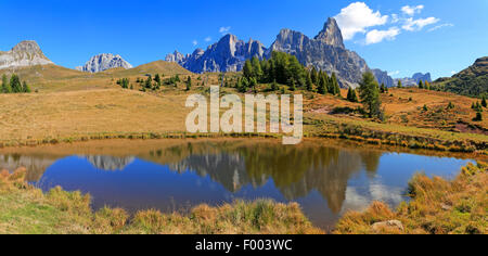 Rolle-Pass im Herbst, Italien, Südtirol, Dolomiten, Trentino Stockfoto