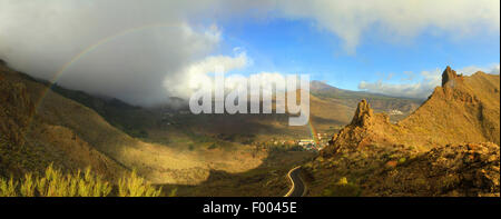 Macizo de Teno, Teno-Massivs und Regenbogen über dem Berg Dorf Santiago de Teide, Kanarische Inseln, Teneriffa, Santiago de Teide Stockfoto