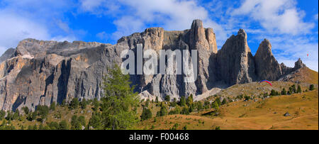 Sellagruppe und Paraglider im Herbst, Italien, Südtirol, Dolomiten Stockfoto