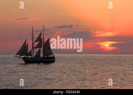 Segelschiff bei Sonnenuntergang, Griechenland, Kykladen, Santorin Stockfoto