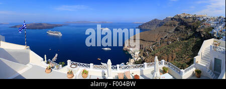 Blick von Fira auf der Vulkaninsel Nea Kamena und Kreuzfahrtschiff, Cyclades, Santorin, Griechenland, Phira Stockfoto