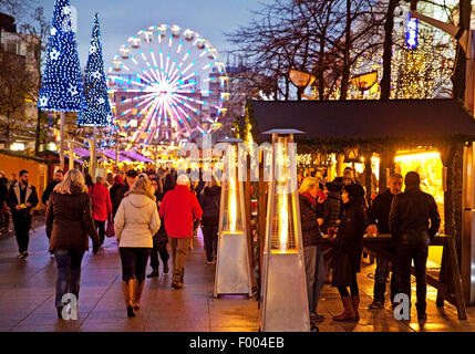 Weihnachtsmarkt mit Riesenrad am Abend, Duisburg, Ruhrgebiet, Nordrhein-Westfalen, Deutschland Stockfoto