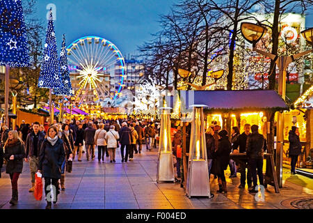 Weihnachtsmarkt mit Riesenrad am Abend, Duisburg, Ruhrgebiet, Nordrhein-Westfalen, Deutschland Stockfoto