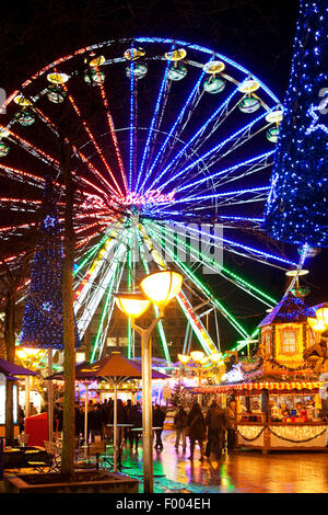 Weihnachtsmarkt mit Riesenrad am Abend, Duisburg, Ruhrgebiet, Nordrhein-Westfalen, Deutschland Stockfoto