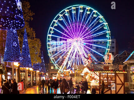 Weihnachtsmarkt mit Riesenrad am Abend, Duisburg, Ruhrgebiet, Nordrhein-Westfalen, Deutschland Stockfoto