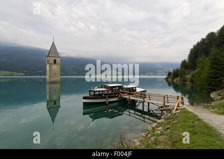 Kirchturm der Kirche von Alt-Graun in Südtirol Reschensee, Italien, Stockfoto