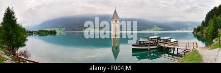 Kirchturm der Kirche von Alt-Graun in Südtirol Reschensee, Italien, Stockfoto