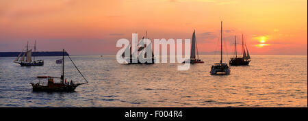 Segelboote bei Sonnenuntergang, Griechenland, Kykladen, Santorin Stockfoto