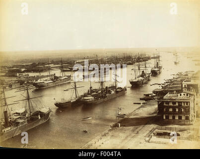 Port Said, Ägypten Ñ 1880er Jahre Ñ Dampfschiffe in Port Said, an der Mündung des Suez-Kanals am Mittelmeer, ein Blick auf den Hafen verankert.  Foto von Arnoux COPYRIGHT Fotosammlung von BARRY IVERSON Stockfoto