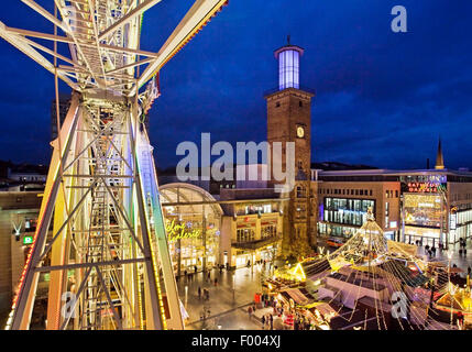 zeigen Sie Frotm Riesenrad zum Stadtzentrum mit Weihnachtsmarkt und Rathaus, Hagen, Ruhrgebiet, Nordrhein-Westfalen, Deutschland an Stockfoto