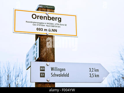 Hinweisschilder auf Oerenberg Berg, Willingen, Sauerland, Nordrhein-Westfalen, Deutschland Stockfoto