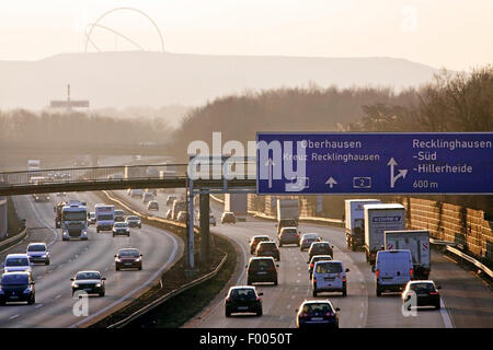 Verkehr auf der Autobahn A2 im Abendlicht, Horizont Observatorium Bergehalde Halde im Hintergrund, Recklinghausen, Ruhrgebiet, Nordrhein-Westfalen, Deutschland Stockfoto