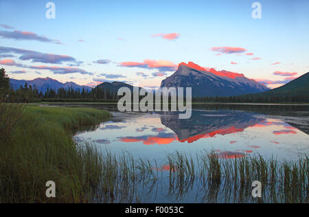 Vermillion See nach Sonnenuntergang, Spiegel Bild, Kanada, Alberta Banff National Park Stockfoto