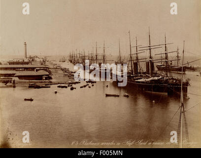 Port Said, Ägypten - 1880 s - Dampfschiffe vor Anker in Port Said, an der Mündung des Suez-Kanals am Mittelmeer, einen Blick auf den Hafen, dessen Existenz und Vermögen miteinander mit dem Suez-Kanal-Verkehr verflochten wurden. COPYRIGHT FOTOSAMMLUNG VON BARRY IVERSON Stockfoto