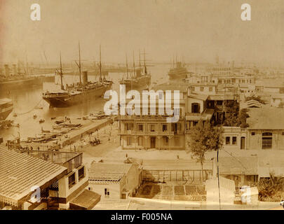 Port Said, Ägypten - 1880 s - Dampfschiffe vor Anker in Port Said, an der Mündung des Suez-Kanals am Mittelmeer, einen Blick auf den Hafen.   COPYRIGHT FOTOSAMMLUNG VON BARRY IVERSON Stockfoto