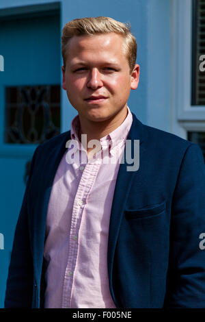 Gut aussehend lässig gekleidet Jüngling, Lewes, Sussex, UK Stockfoto