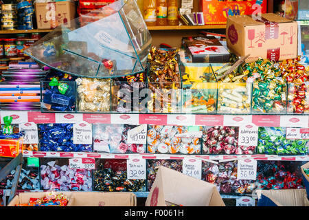 UKRAINE, Kiew - 12. Dezember 2012: Verschiedene Süßigkeiten Candy ist auf Anzeige im lokalen Markt. Stockfoto