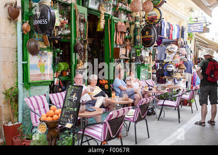 Touristen genießen eine irische Bar im Stil der alten kretischen Stadt Rethymnon auf der griechischen Insel Kreta inmitten. Stockfoto