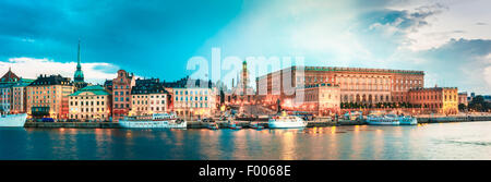 Böschung im alten Teil von Stockholm am Sommerabend, Schweden Stockfoto