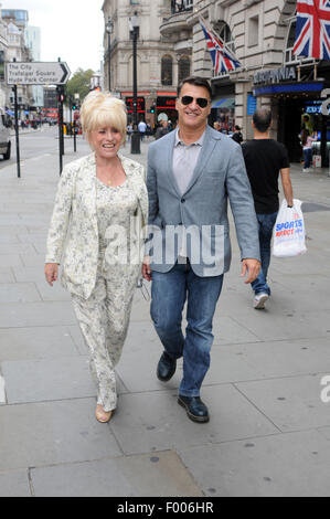 London, UK, 5. August 2015. Barbara Windsor MBE tritt der Bürgermeister Team London Botschafter, Besucher aus der ganzen Welt begrüßen zu dürfen. Bildnachweis: JOHNNY ARMSTEAD/Alamy Live-Nachrichten Stockfoto