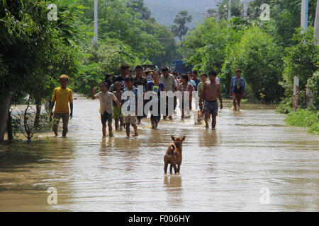 Sagaing. 5. August 2015. Anwohner waten durch ein überschwemmtes Gebiet in Salingyi Township von Sagaing Region, Myanamr, 2. August 2015. Zahl der Todesopfer durch schwere Überschwemmungen in Myanmar stieg auf 69, mit 259.799 Menschen, die betroffen von der Katastrophe so weit, das Ministerium für Soziales, Entlastung und Neuansiedlung sagte am Mittwoch. Bildnachweis: Xinhua/Alamy Live-Nachrichten Stockfoto