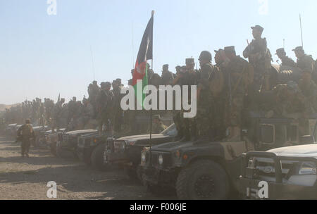 Faryab, Afghanistan. 5. August 2015. Afghanische Soldaten versammeln sich um ihre Fahrzeuge auf ein Militärlager in der Provinz Faryab, Nord-Afghanistan, 5. August 2015. Einheiten der Afghanischen Nationalpolizei, unterstützt durch die Armee 88 Taliban-Kämpfer während der Reihe von Vorgängen konfliktreichen landesweit in den letzten 24 Stunden getötet haben, sagte Innenministerium des Landes in einer Erklärung veröffentlicht hier Mittwoch. Bildnachweis: Azorda/Xinhua/Alamy Live-Nachrichten Stockfoto