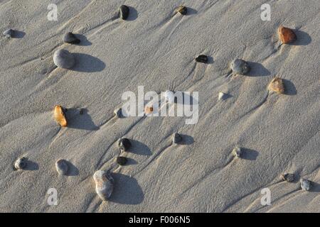 Sand, Strukturen und Steinen in den Sand bei Ebbe, Deutschland, Schleswig-Holstein, Helgoland Stockfoto