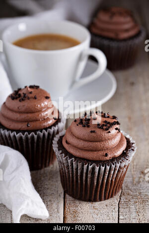 Schokoladentörtchen mit einer Tasse heißen schwarzen Kaffee Stockfoto
