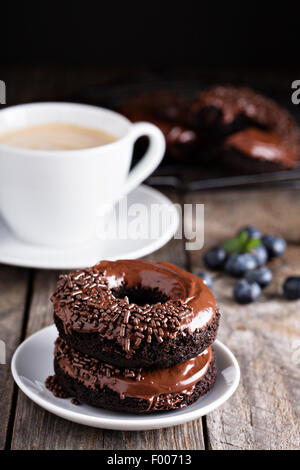 Schokolade Gluten freie Donuts mit Kaffee und Heidelbeeren Stockfoto